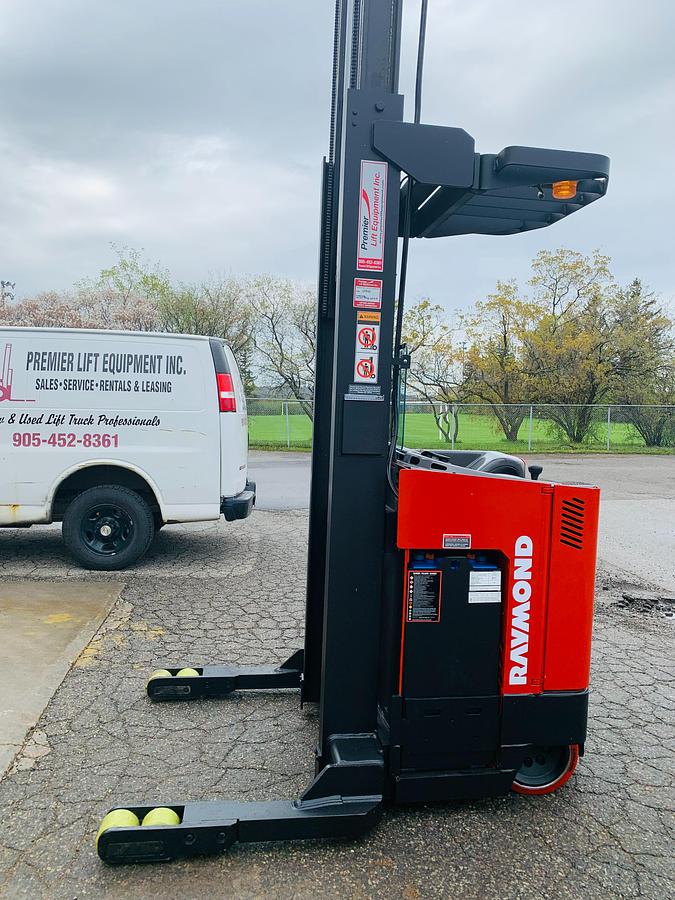 Budget Raymond ET‑R40TT stand‑up reach truck — 4,000 lb capacity, 226” mast, 24V electric, indoor warehouse unit.