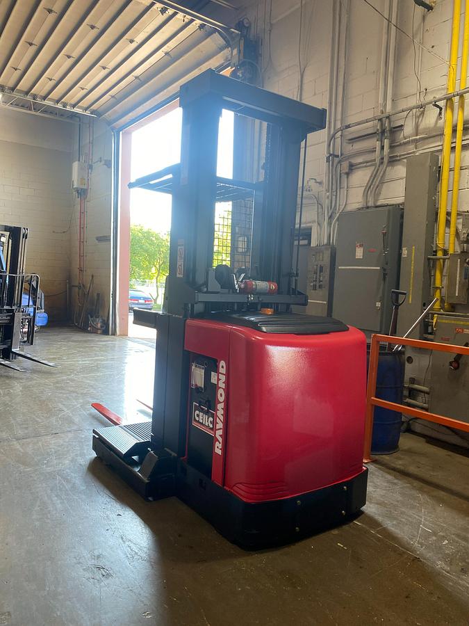 Raymond 560-OPC30TT WG – angled rear view – wire guidance chassis and mast – CSA/MOL certified picker – Brampton ON