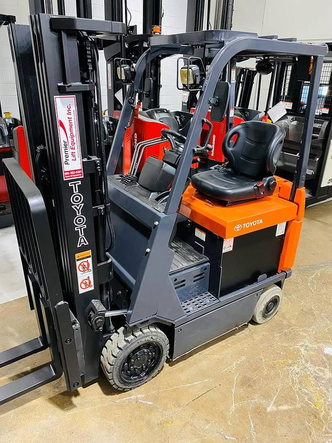 Toyota 7FBCU15 – full side profile – triple mast, chassis, and battery compartment – CSA certified compact electric forklift – Brampton ON