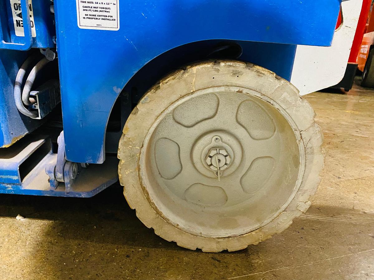 Non-marking slab tire view showing tread and indoor spec