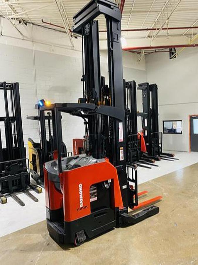 Front angled view showing mast rails and reach mechanism