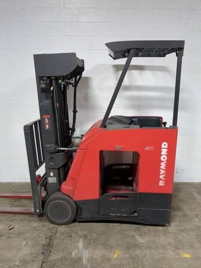 Raymond 425-C30QM – full side profile – quad mast and compact chassis – CSA/MOL certified stand-up counterbalance forklift – Brampton ON
