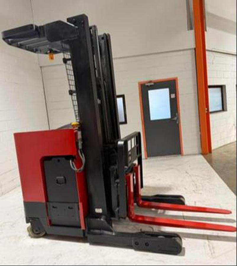  Budget Raymond EASIR40TT reach truck, older non‑CSA unit, 4,000 lb, 211” mast.