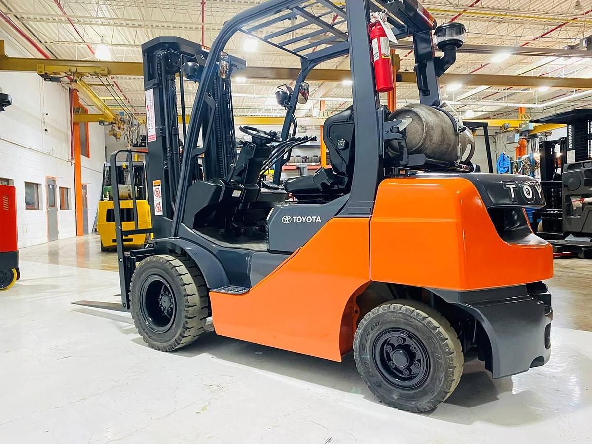 Rear side corner view of Toyota 50-8FGU25 showing solid pneumatic tires, counterweight, and compact chassis – CSA certified LP forklift in Brampton ON