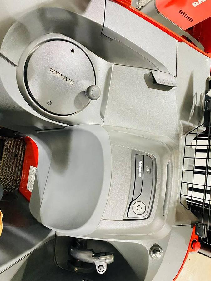 Operator compartment of Raymond 752‑R45TT with ergonomic controls