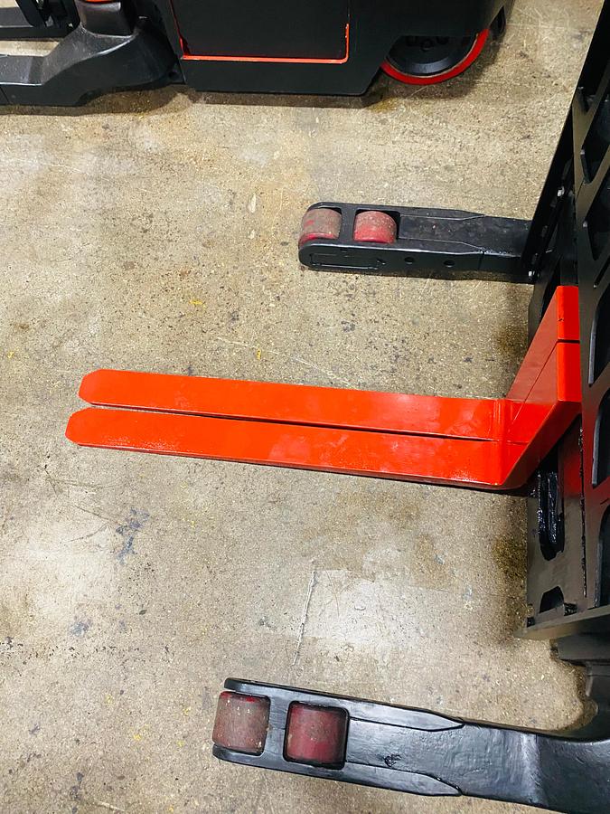 Straddle legs with non mark load wheels and 42" forks