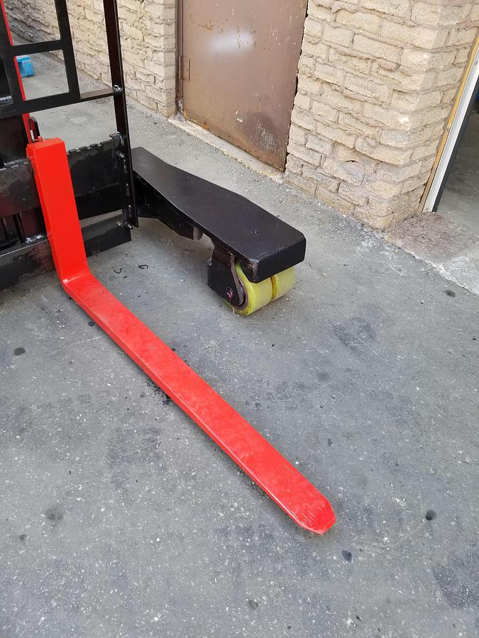 Angle view of left straddle leg with fork tip