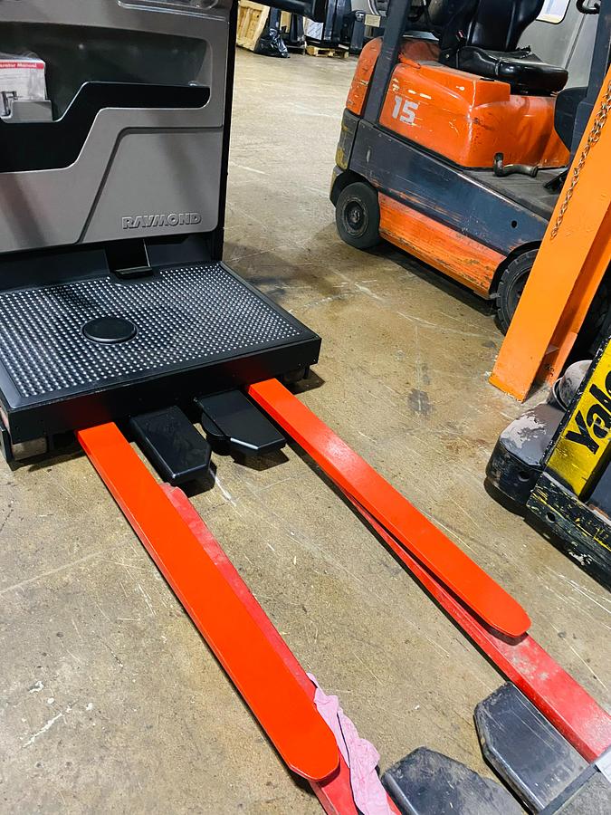 Raymond 550-OPC30TT WG – picker platform and fork deck – 42” Class II carriage – CSA/MOL certified electric order picker – Brampton ON