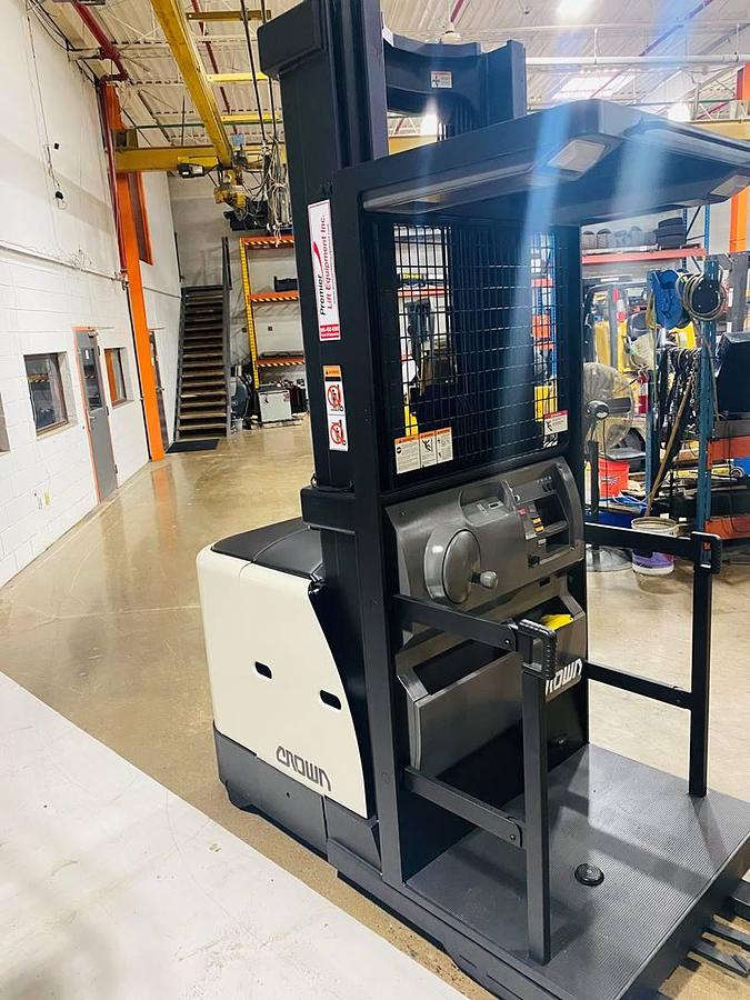 Front angled view showing mast rails and fork tips