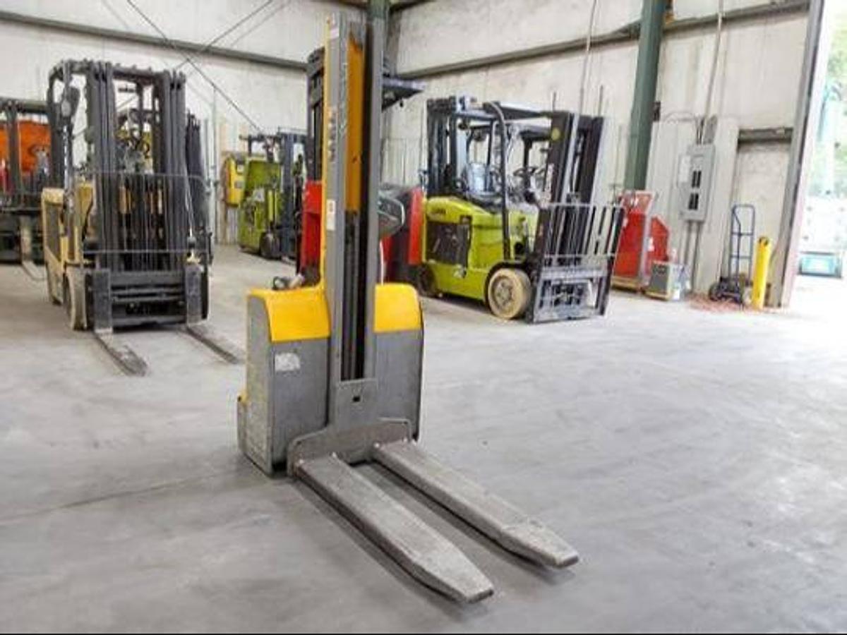 Jungheinrich EMC110 – opposite front angle – tiller handle, mast profile, fork tips – electric stacker for open-bottom pallets – Brampton ON