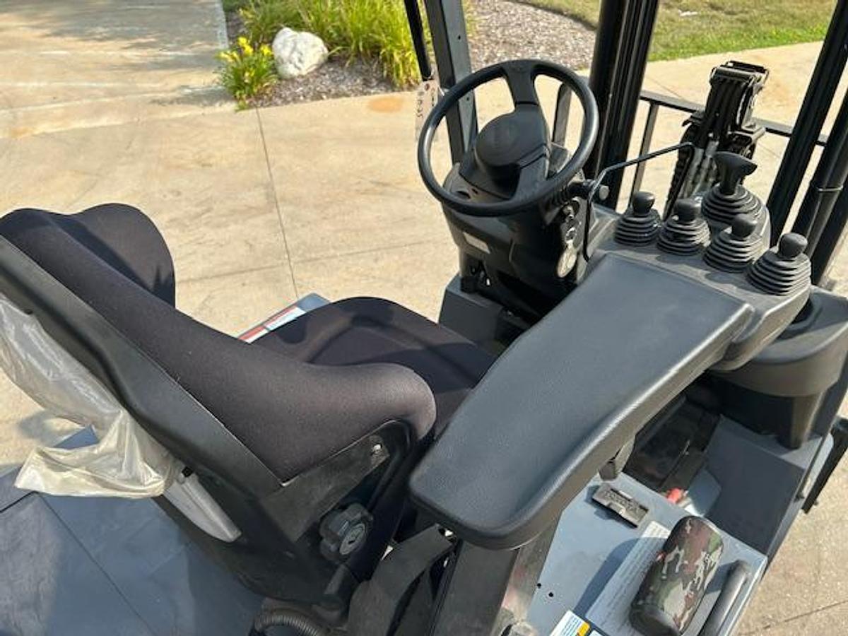 Operator compartment of Toyota 8FBCU25 forklift – CSA-certified electric sit-down, ergonomic controls, side stance, full suspension seat – Premier Lift Equipment Brampton ON