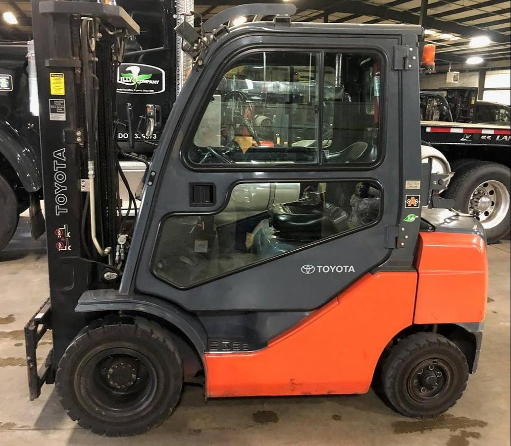 Toyota 8FGU25 – full side profile – solid pneumatic tires, mast, and operator compartment – CSA-certified LPG forklift – Brampton ON
