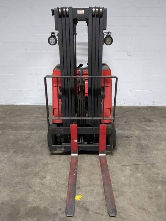 Raymond 425-C30QM – front mast view – 42” forks and quad-stage mast – CSA/MOL certified electric docker – Brampton ON