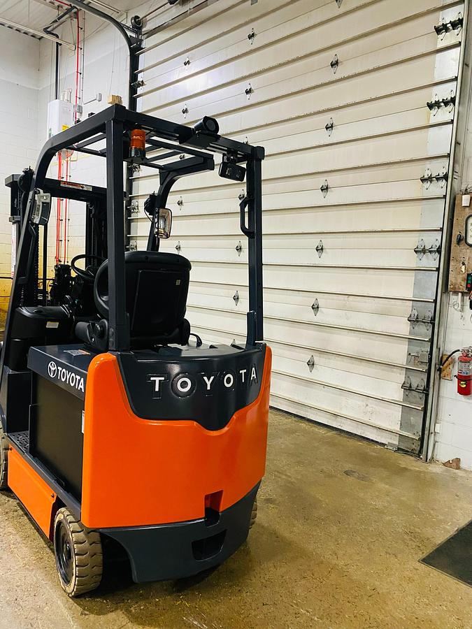 Toyota 8FBCU25 – reverse rear angle – steering column, rear tires, and safety decals – CSA certified electric forklift – Brampton ON