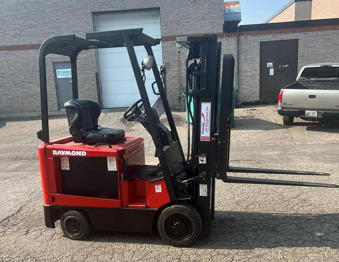 Budget Raymond DSD30R 4‑wheel electric forklift, older non‑CSA unit for light‑duty indoor work.