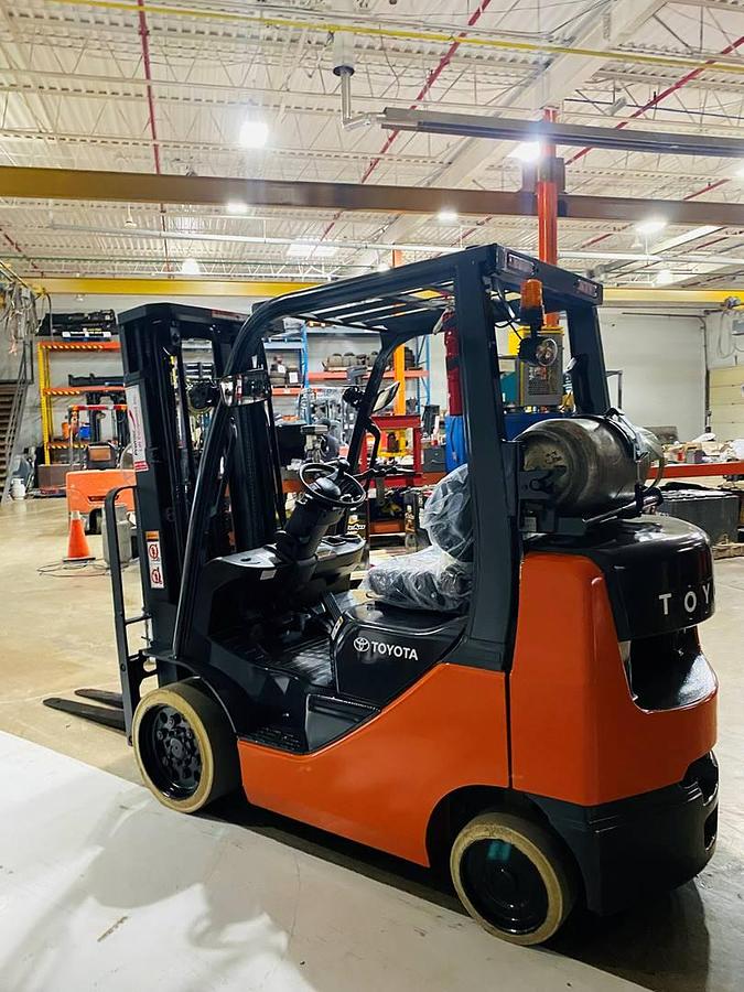 Toyota 8FGCU25 – passenger-side rear angle – propane tank bracket, counterweight, and chassis – CSA/MOL propane forklift – Brampton ON