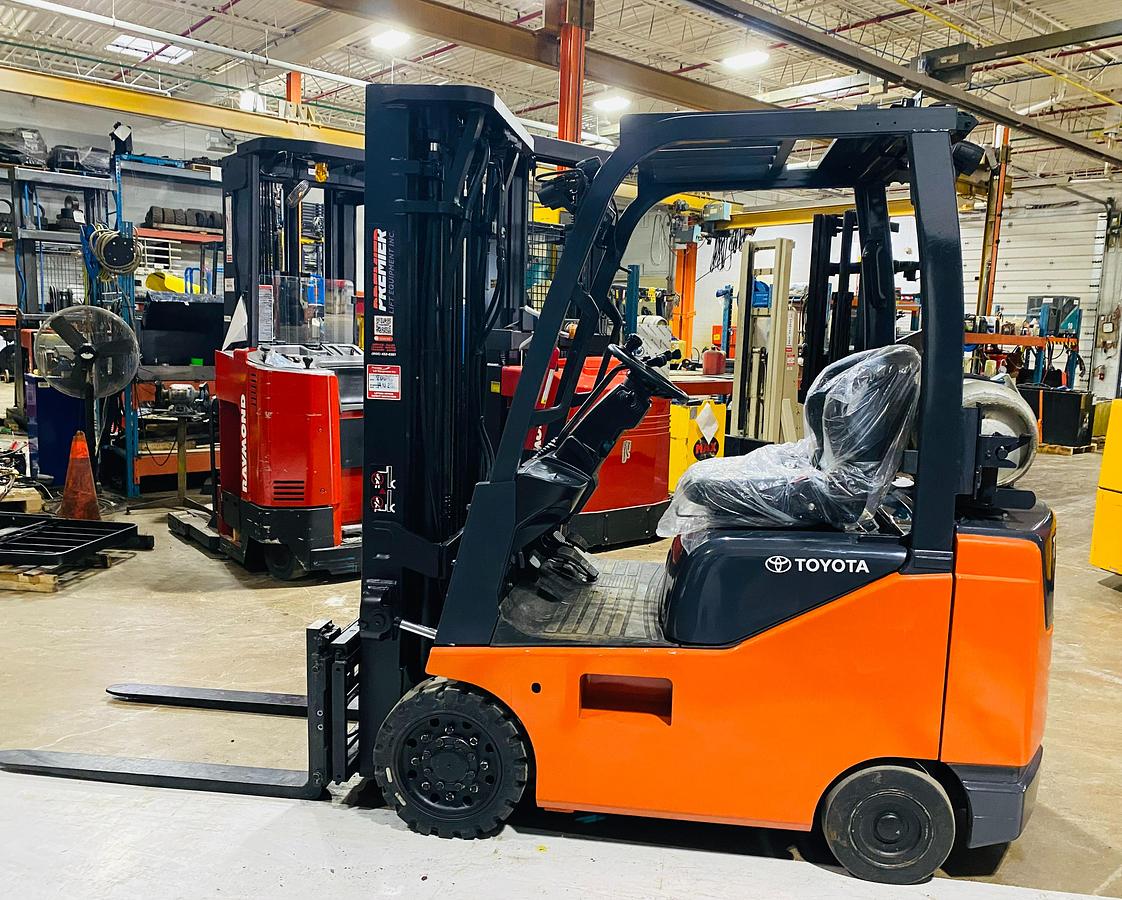 Toyota 8FGCSU20 Full Side View — 3‑Stage Mast — Indoor Cushion Forklift