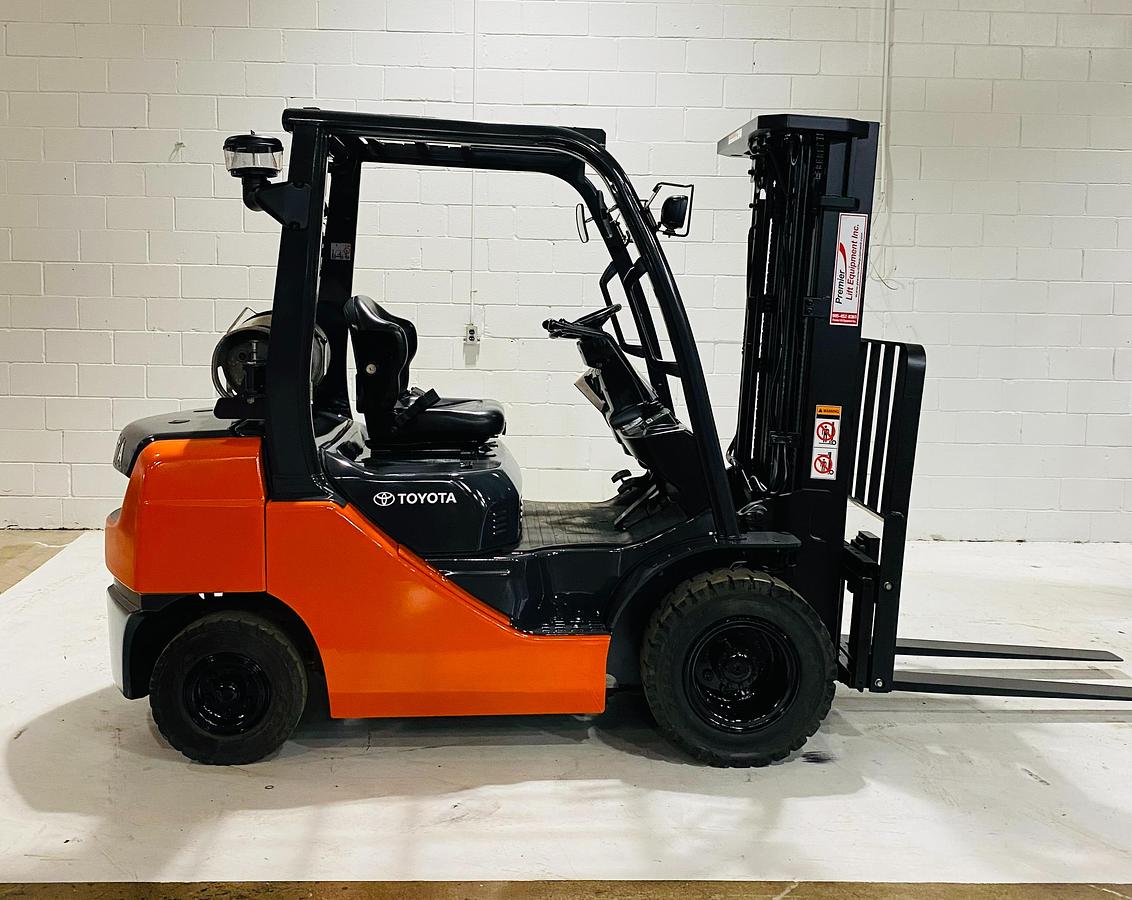 “Side view of CSA‑Certified 2019 Toyota 8FGU20, 5,000 lb, LPG pneumatic forklift with 189” triple mast – Premier Lift Equipment Brampton ON