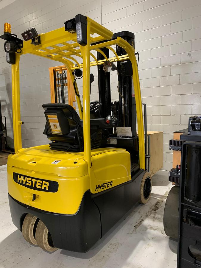 Hyster J40XNT – rear side angle – tight-aisle electric forklift – CSA certified – Brampton ON