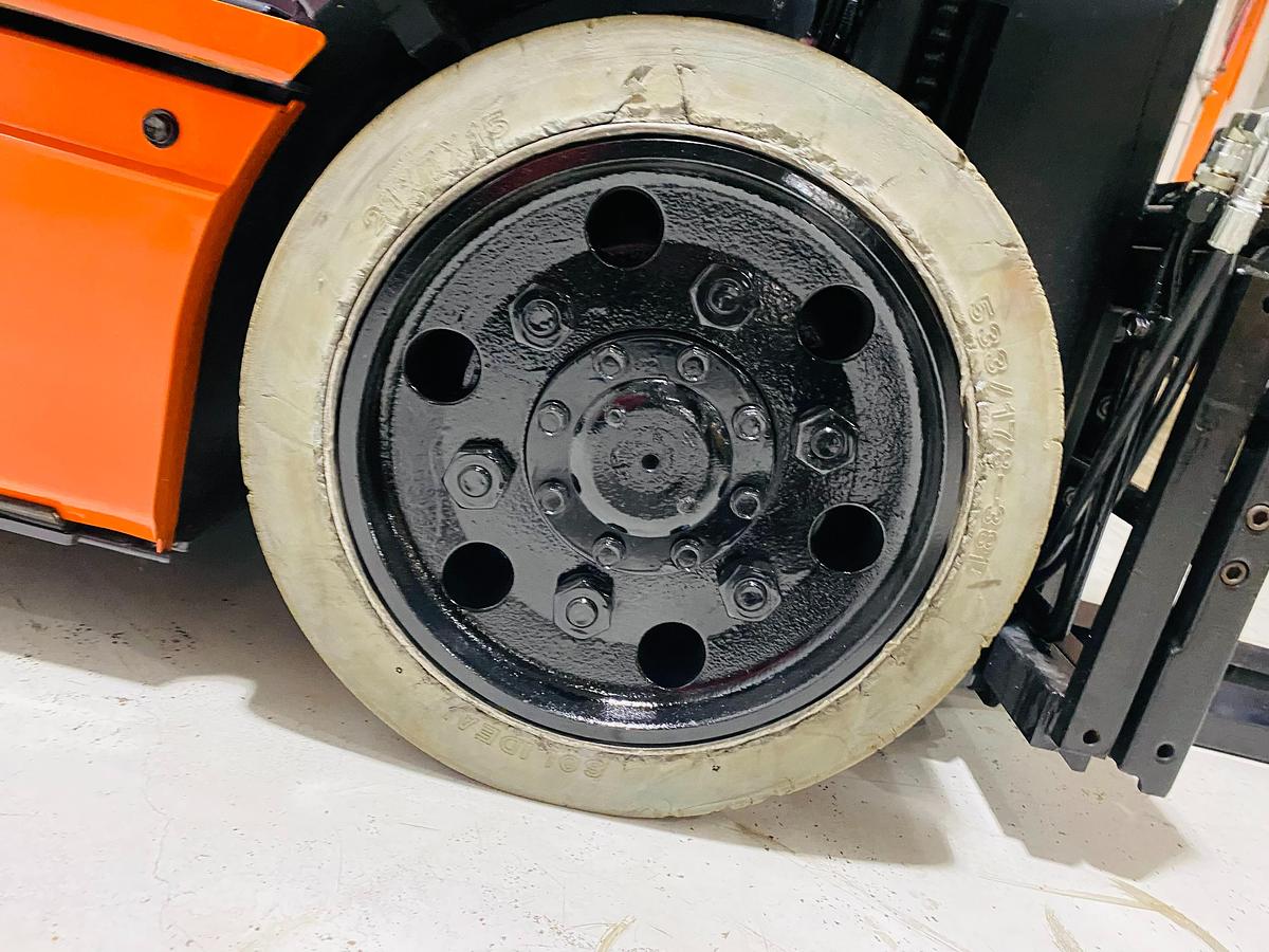 Toyota 8FBCU25 – front right drive tire – non-marking smooth cushion – CSA/UL electric forklift – Brampton ON