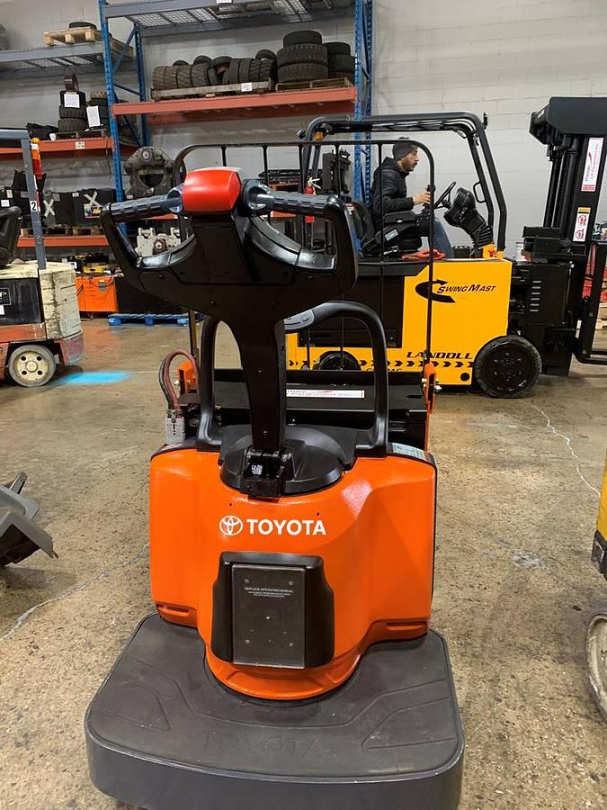 Toyota 8HBE30 – direct rear view – rider platform, rear guard, and safety decals – CSA/MOL electric rider pallet jack – Brampton ON