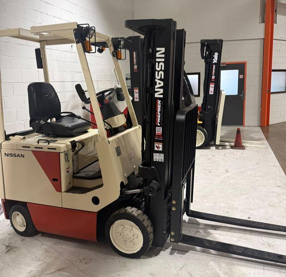 Nissan CUM01L15SN electric forklift opposite side profile with triple mast and side shift attachment