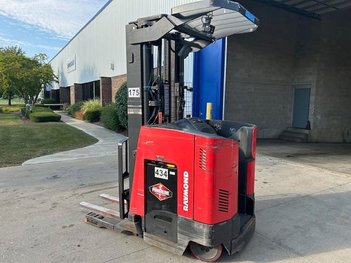 Raymond 750‑R35TT 3,500 lb Triple Mast Forklift 216” Lift