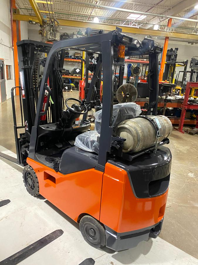 Toyota 8FGCU18 – alternate rear angle – counterweight, rear chassis, and safety decals – CSA/MOL propane forklift – Brampton ON