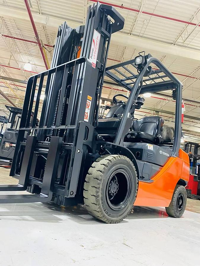 Angled view of 2022 Toyota 50-8FGU25 forklift showing triple-stage mast, 42” forks, and load backrest – CSA certified LP pneumatic unit in Brampton ON