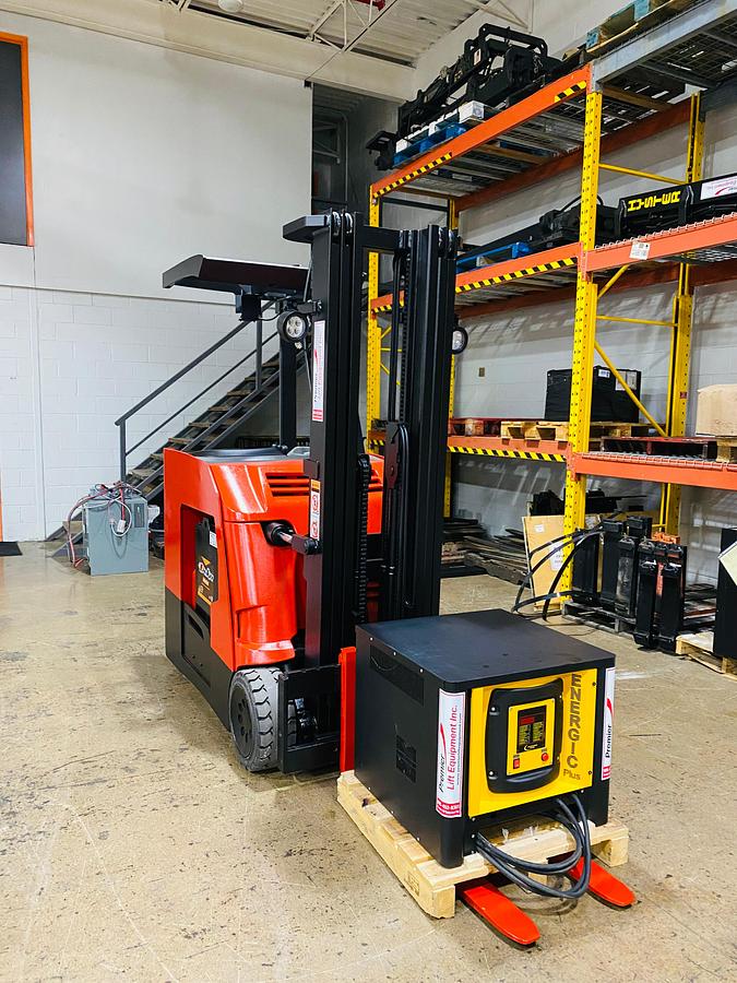 Raymond 425-C40TT – angled front view with charger – CSA/MOL certified electric docker – 36V AC power – Brampton ON