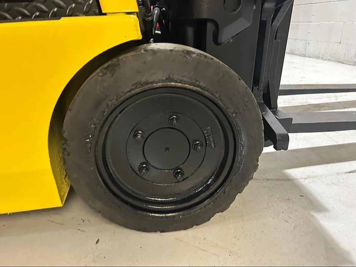 Right drive tire of Budget Hyster J30XMT older electric forklift, non‑CSA.