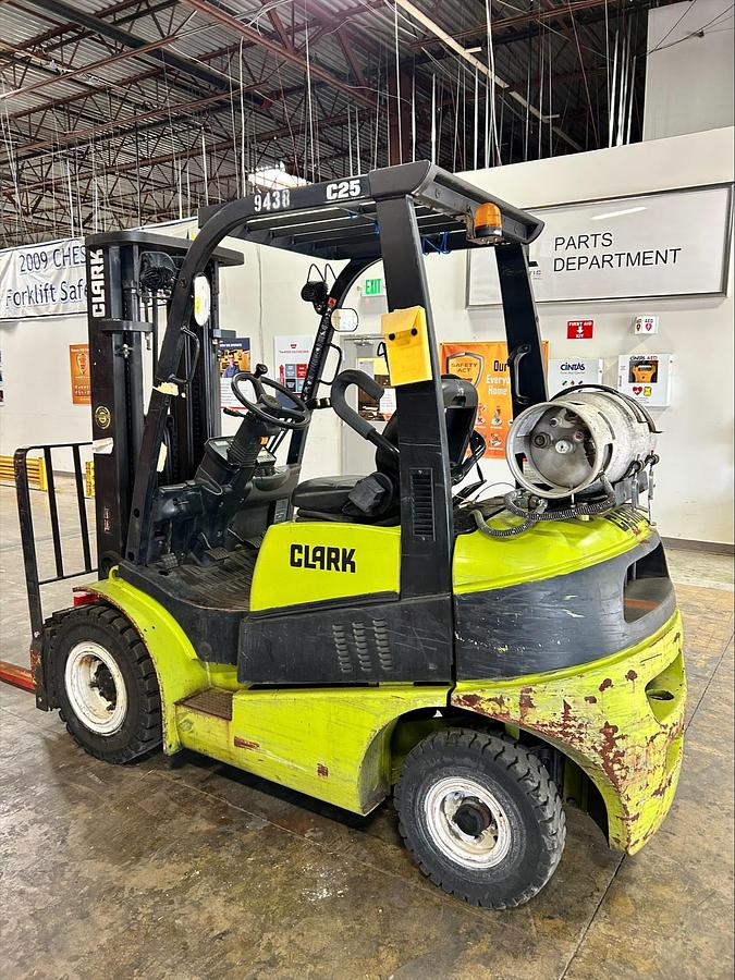 Clark C25 – rear angle view – counterweight, propane tank mount, overhead guard – LPG pneumatic forklift – CSA certified – Brampton ON