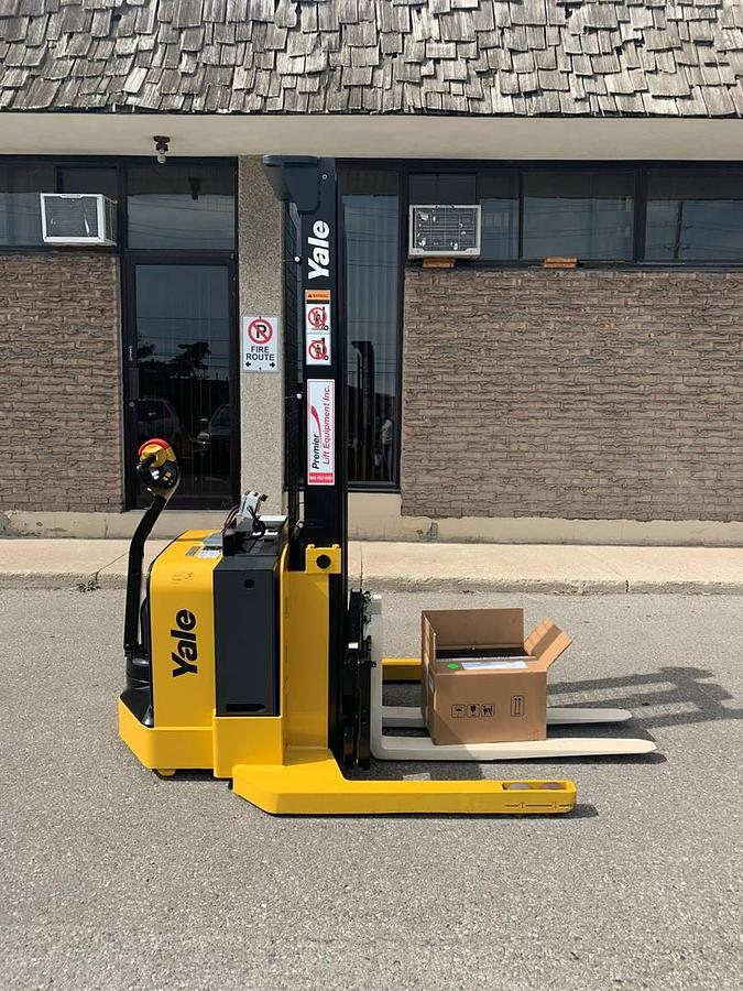 Side view of 2015 Yale MSW040SFN electric walkie straddle stacker – CSA/MOL certified 4,000 lb chassis with triple mast reaching 153”, side-shifting 42” forks, fixed straddle legs, and ergonomic tiller controls – shown reconditioned with battery included, charger sold separately – Premier Lift Equipment, Brampton ON