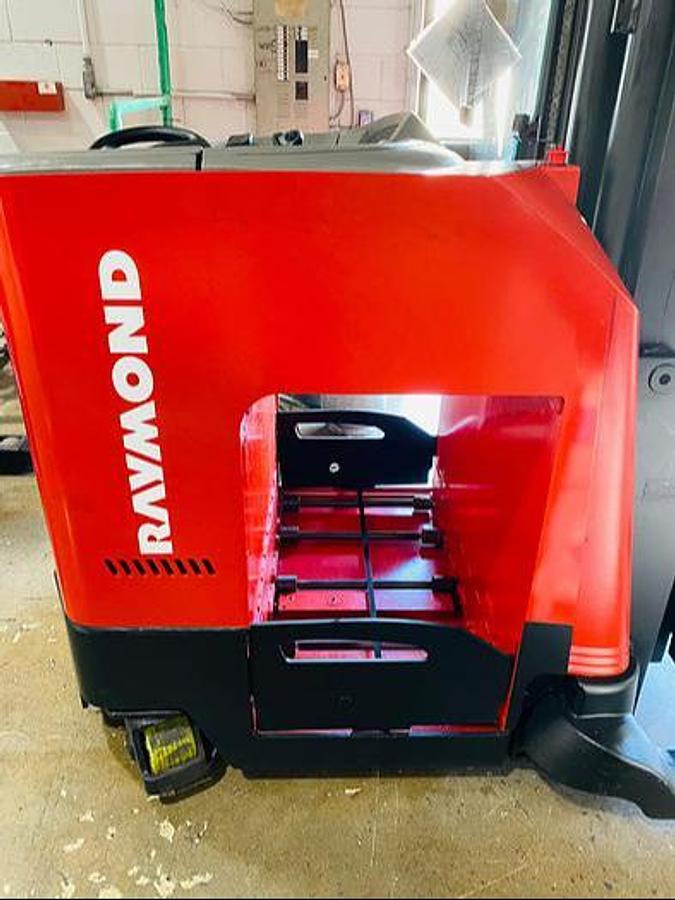 Side view of 36V battery compartment on Raymond 750‑DR32TT