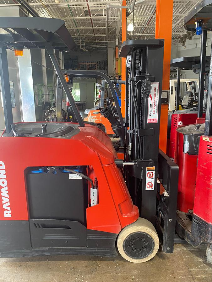 2011 Raymond 425‑C40TT Dockstocker – 4,000 lb capacity, 188-inch triple mast, side shift, non‑marking tires, 36V electric forklift, CSA certified, Brampton