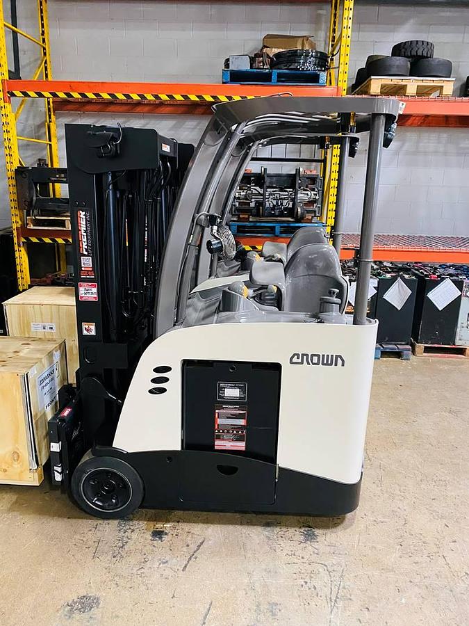 Crown RC5545-40 – side profile – rider platform, mast rails, and cushion tires – electric docker – CSA certified – Brampton ON