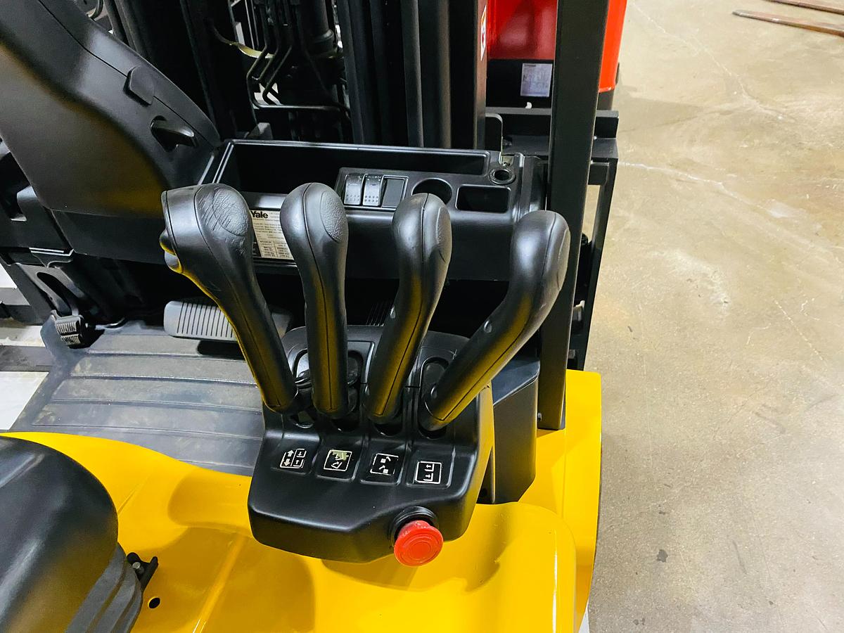 Hydraulic control levers of Yale ERC065VG turret lift truck showing lift, tilt, and turret rotation functions – CSA-certified operator station – unit staged in Brampton ON