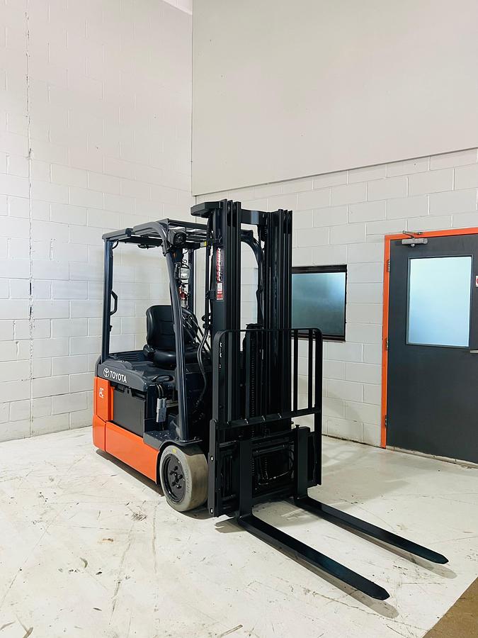 Toyota 8FBE20U – alternate front angle view – forks and mast – CSA/MOL certified electric forklift – Brampton ON