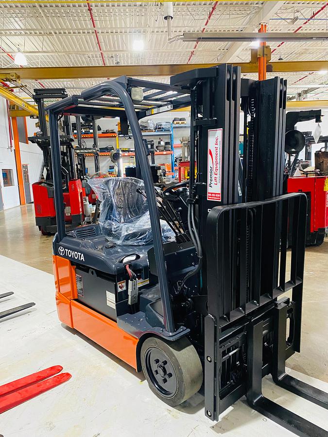 Toyota 8FBE20U – angled mast to opposite side view – triple-stage mast – CSA/MOL certified electric forklift – Brampton ON