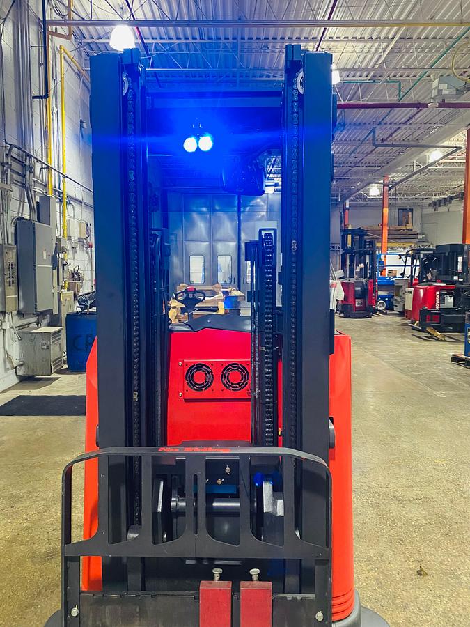 Front view of clear view mast and load backrest