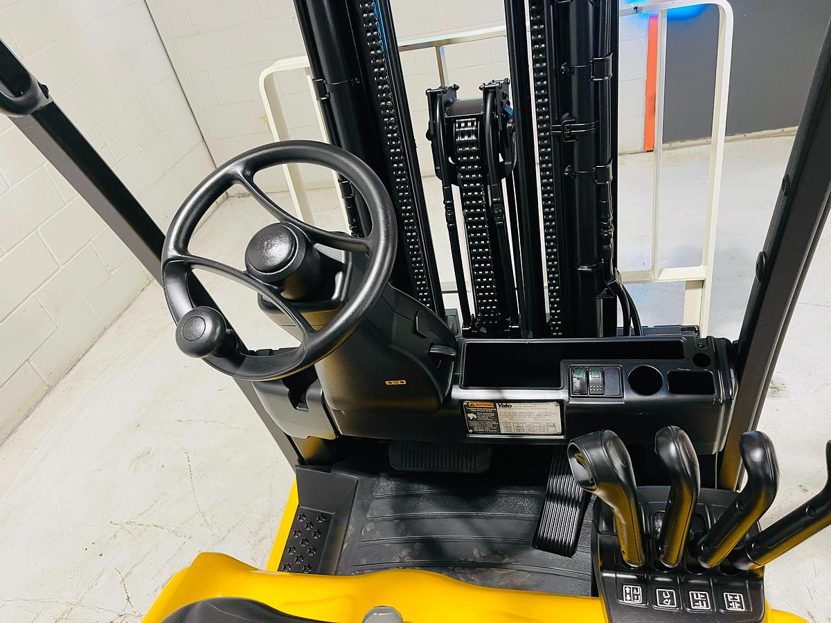 Yale ERP040VFN – steering wheel view – ergonomic controls and dash cluster – CSA-certified electric forklift – Brampton ON
