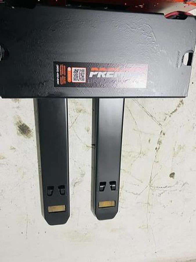 Raymond 8410 – top-down view – tapered fork tips and entry profile – CSA certified rider pallet jack – Brampton ON