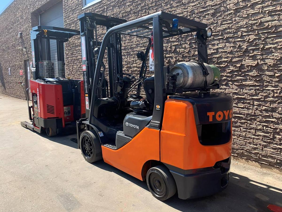 Toyota 8FGCU30 – rear angle view – counterweight, propane bracket, and safety decals – CSA/MOL propane forklift – Brampton ON