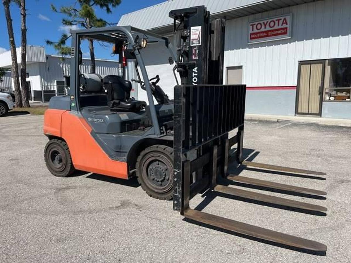 Toyota 8FG35U – direct front view – double pallet handler attachment, triple mast, and solid pneumatic tires – CSA-certified LPG forklift – Brampton ON