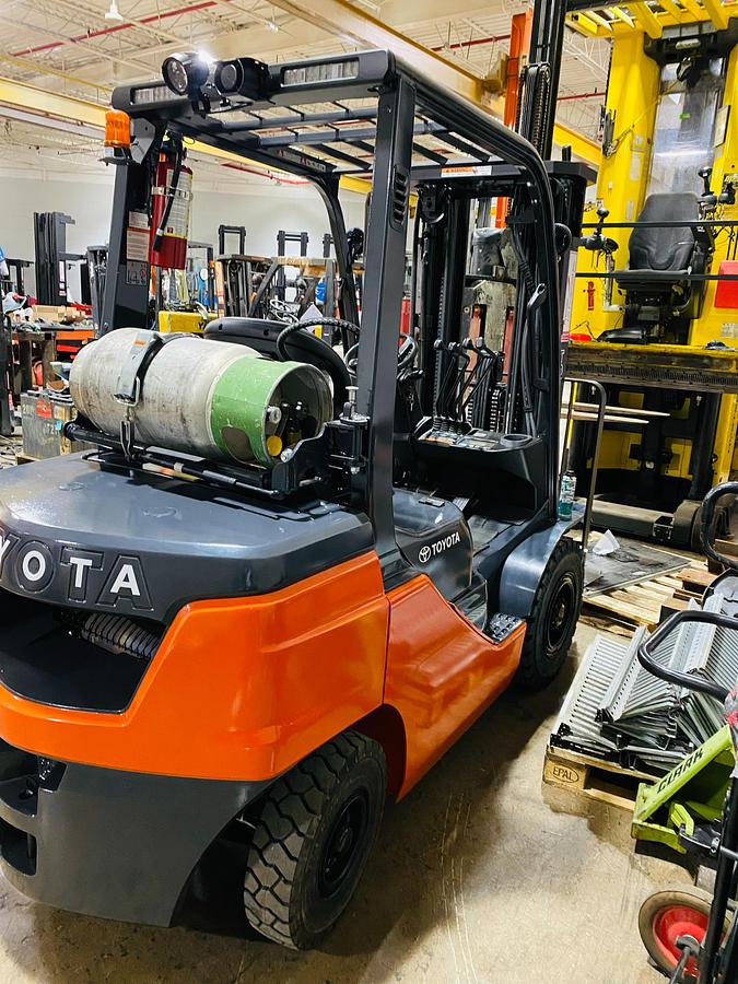 Toyota 8FGU25 – alternate rear angle – dual tire layout, counterweight, and CSA safety decals – Brampton ON