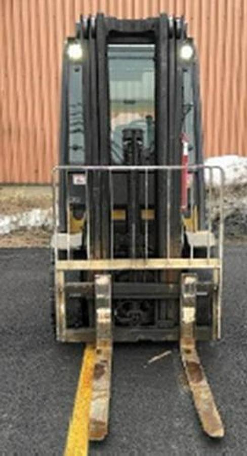 Yale GLP050VX – direct front view – triple mast, 42” forks, and side shift carriage – CSA-certified propane forklift – Brampton O