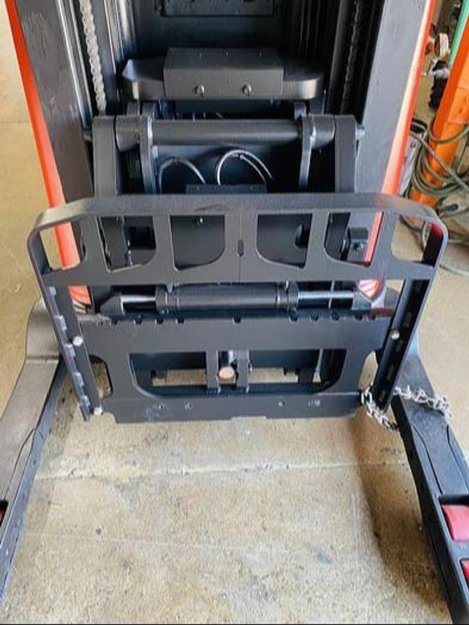 Straddle legs with non‑marking poly load wheels on Raymond 750‑DR32TT