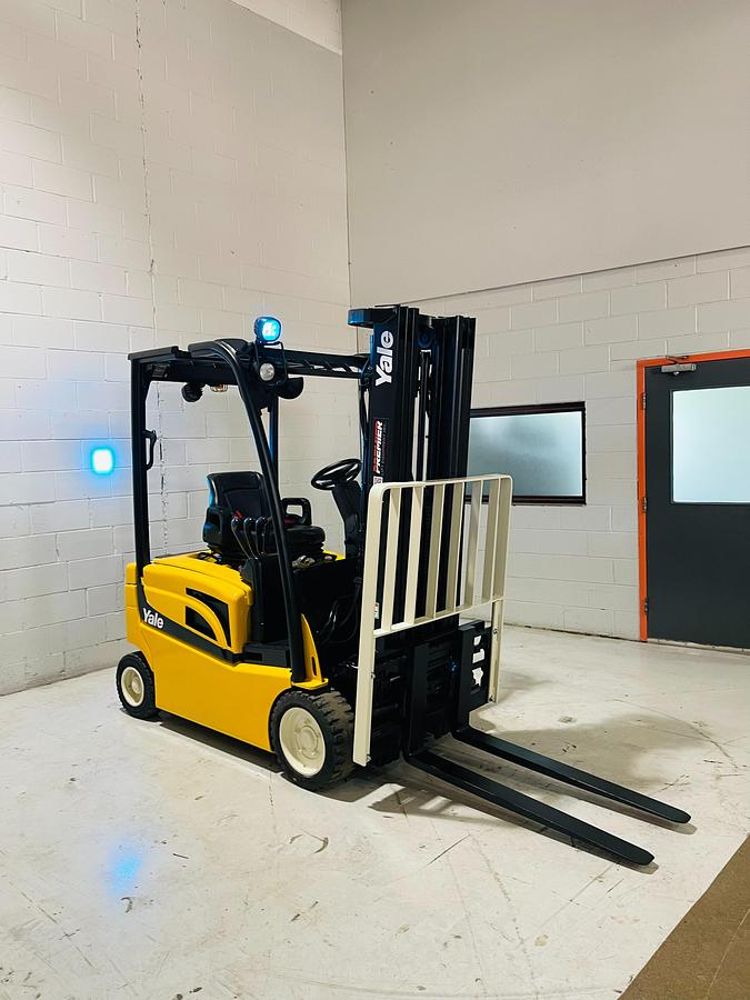 Yale ERP040VFN – front angle view – forks, mast carriage, and solid pneumatic tires – CSA electric forklift – Brampton ON