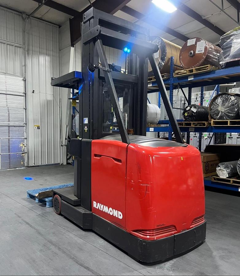 Raymond SA-CSR30T – rear side angle – turret chassis, mast, and operator cab – CSA/MOL certified electric forklift – Brampton ON