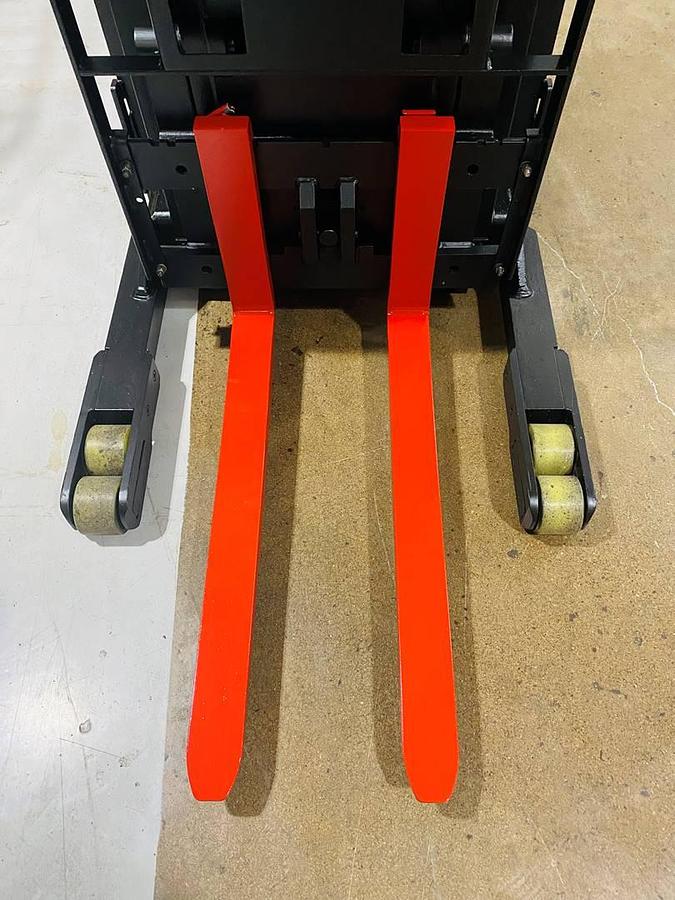 forks with 33" base leg opening straddle legs